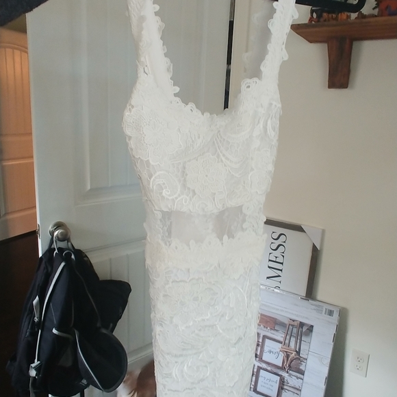 White lace cocktail dress. - Picture 2 of 5
